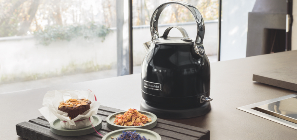 black-kettle-with-brownie