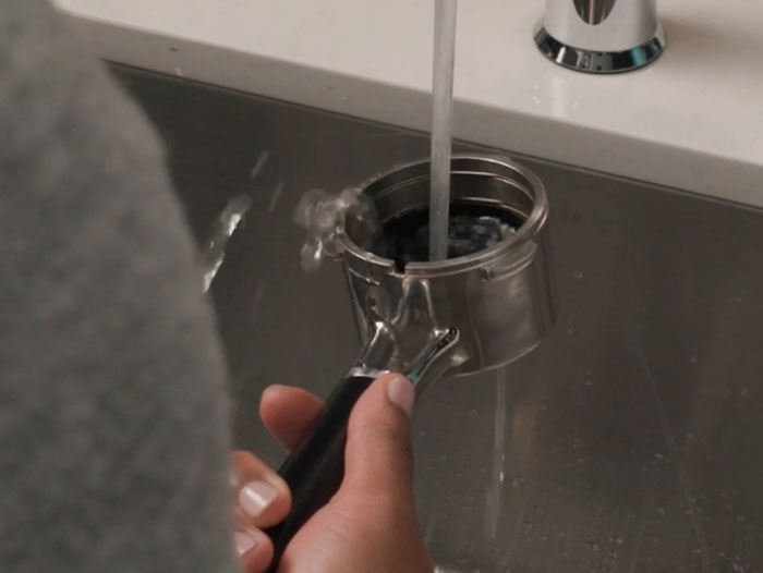 product-tips espresso-semi-auto clean-care-weekly clean-portafilter-and-basket
