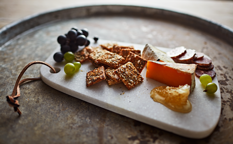 Iebac8GzQcinnigifgpB_parmesan-cornmeal-crackers_162z.png