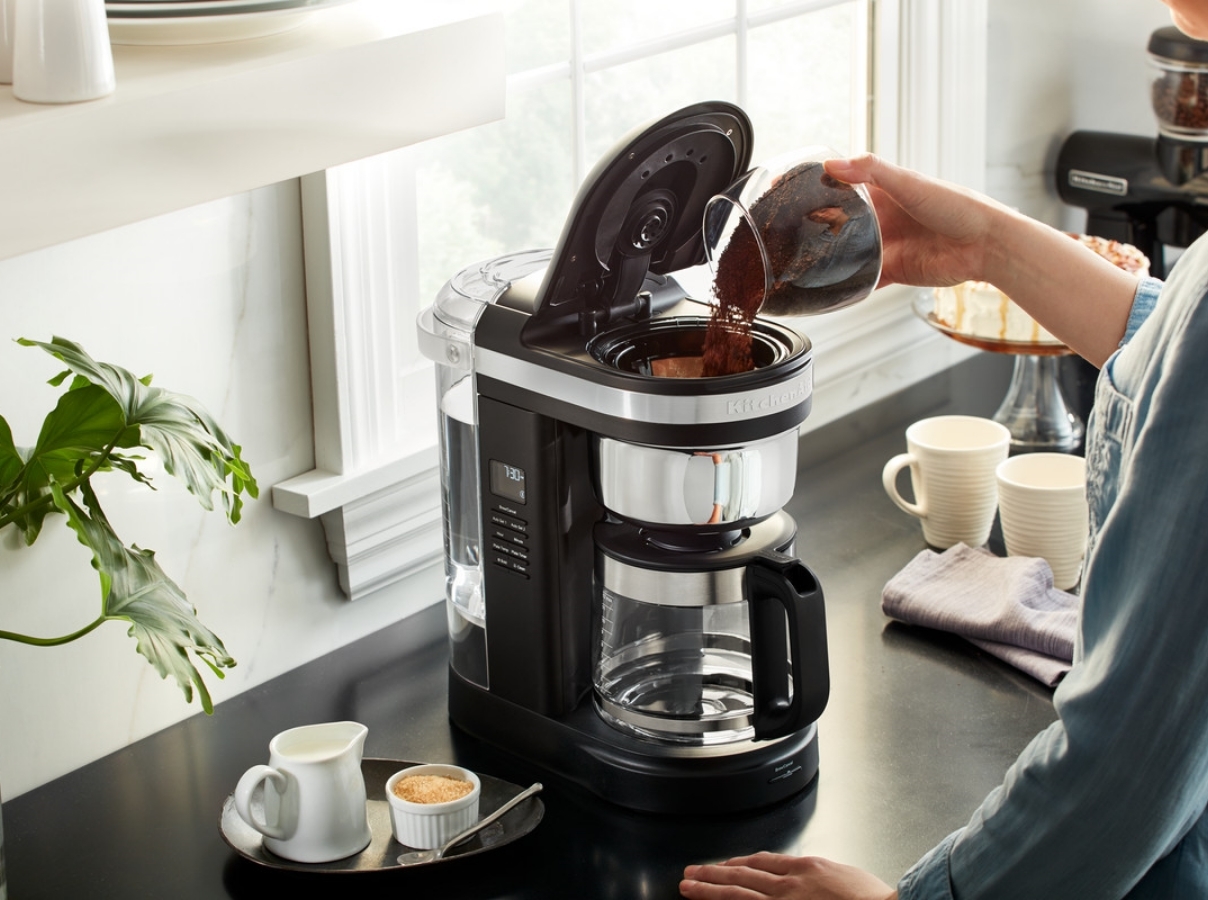 add-grinded-coffee-in-drip-coffee-machine