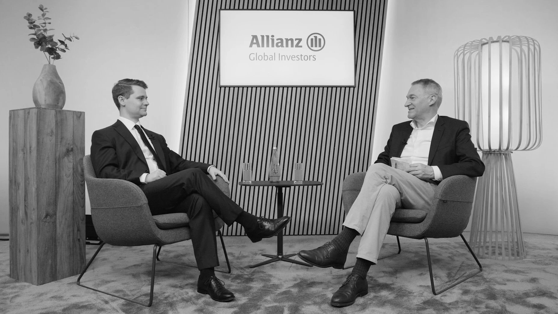 Schwarz-Weiß-Ausschnitt des Interviews mit Dr. Christoph John (Allvest) und Andreas de Maria Campos (Allianz Global Investors) gegenüber sitzend im Interview-Setup.