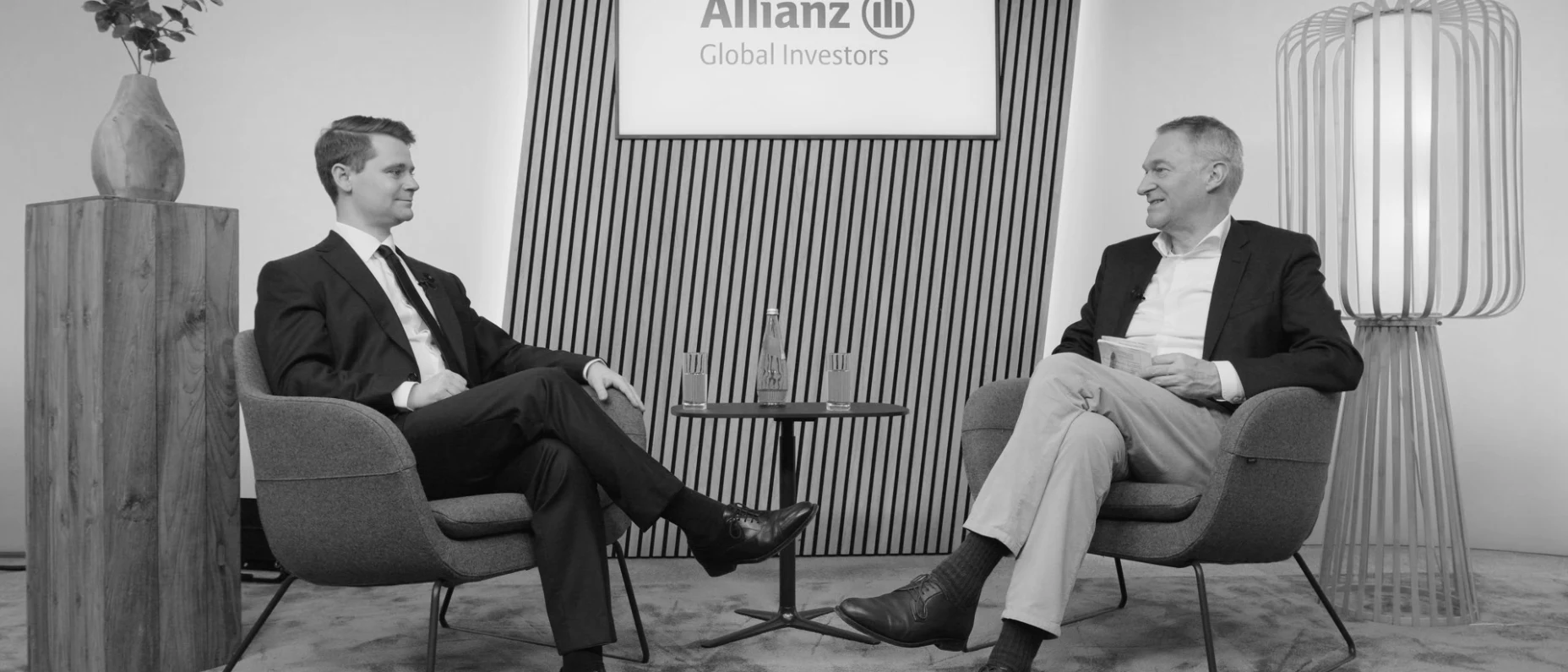 Schwarz-Weiß-Ausschnitt des Interviews mit Dr. Christoph John (Allvest) und Andreas de Maria Campos (Allianz Global Investors) gegenüber sitzend im Interview-Setup.
