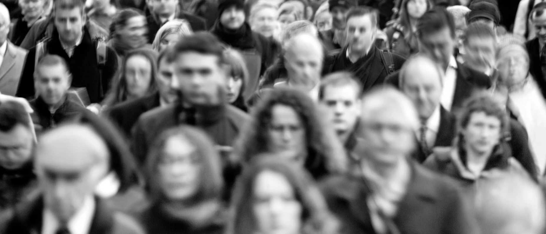 Schwarz-Weiß-Bild einer Menschenmenge.