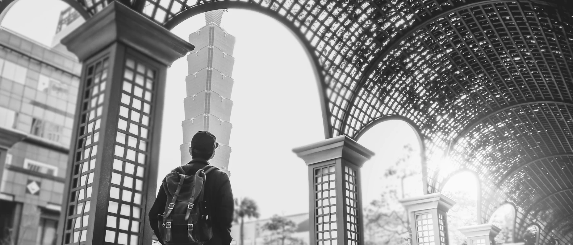 Ein Tourist, der in Taipeh steht und einen hohen Turm anschaut