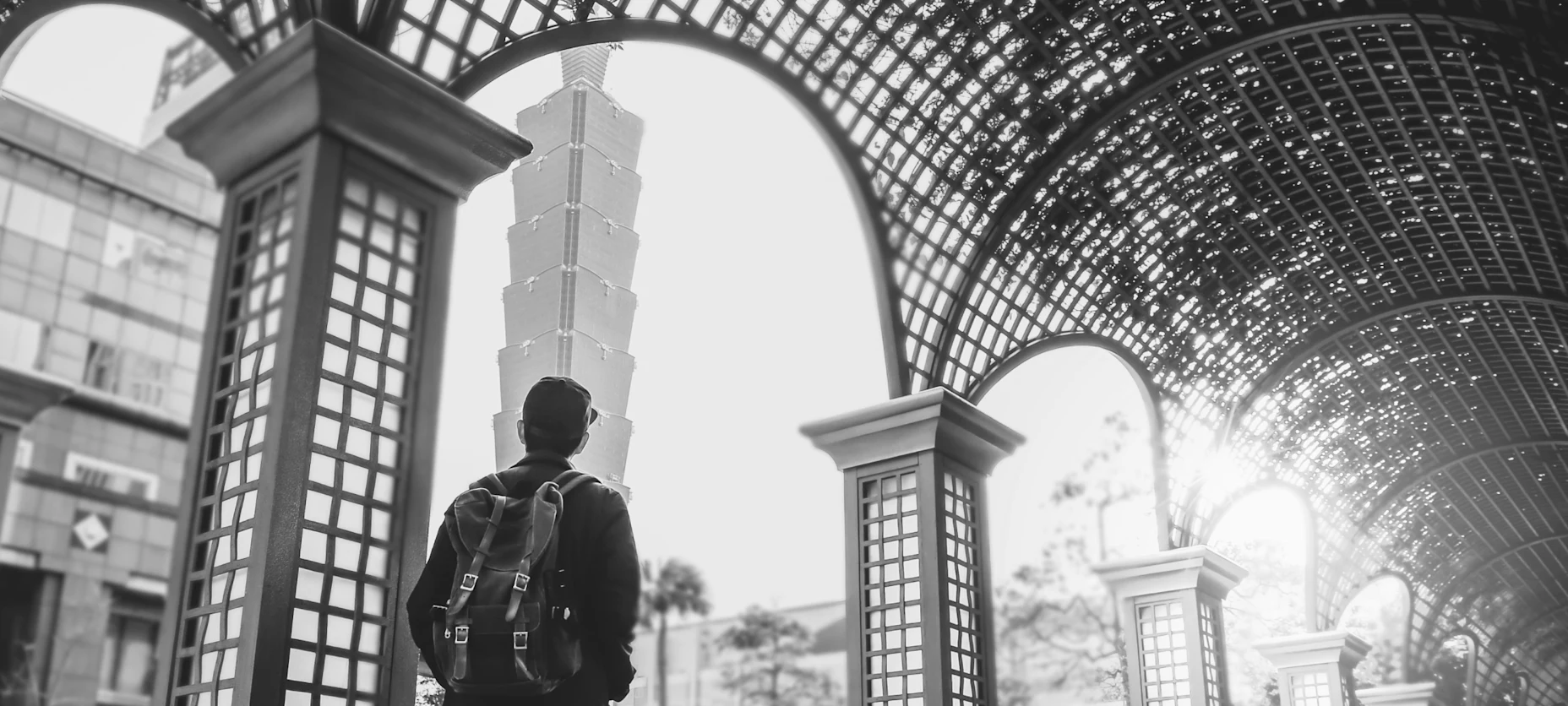 Ein Tourist, der in Taipeh steht und einen hohen Turm anschaut