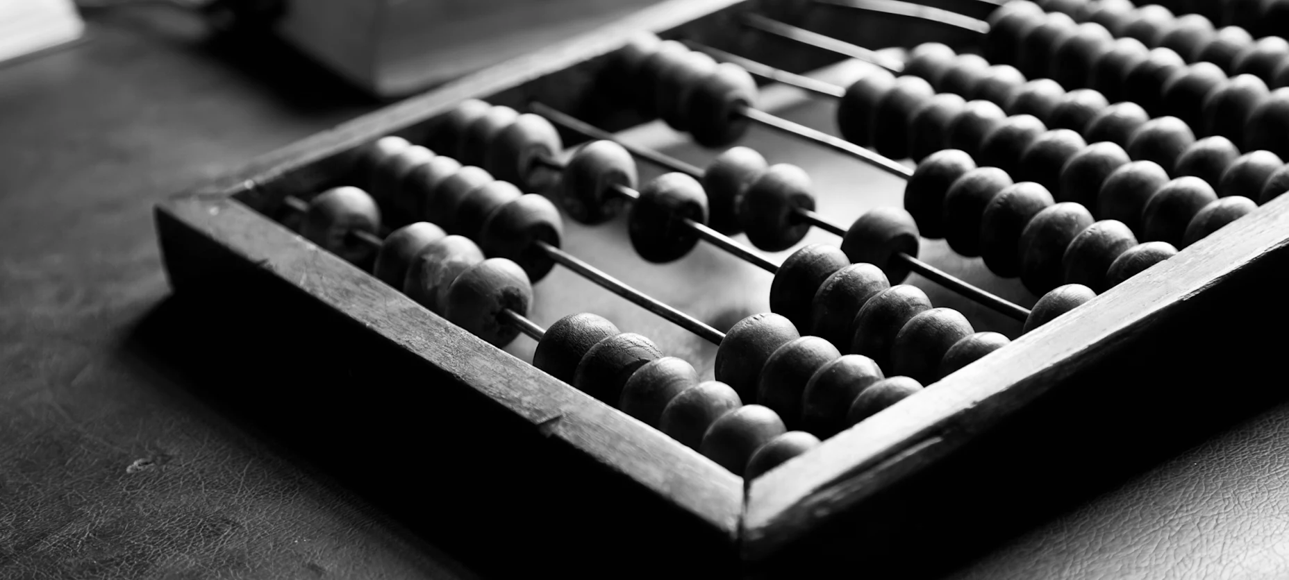 Schwarz-Weiß-Bild einer Abakus-Rechentafel.