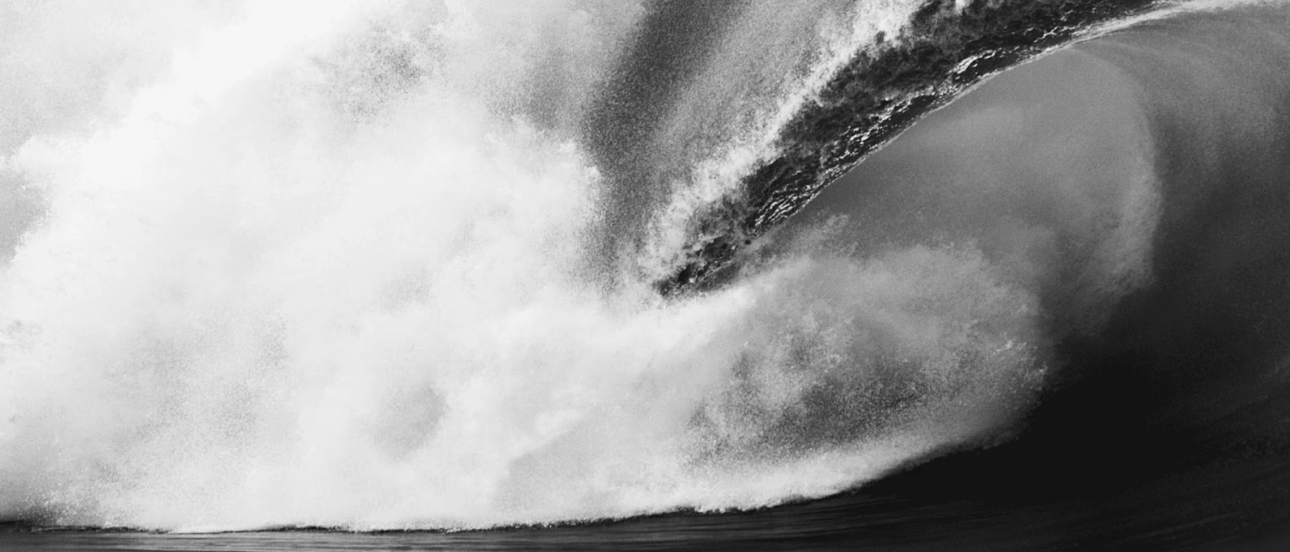 Schwarz-Weiß-Bild einer Welle.