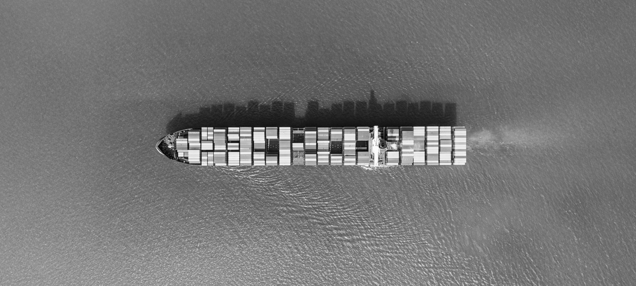 Containerschiff von oben in schwarz/weiß