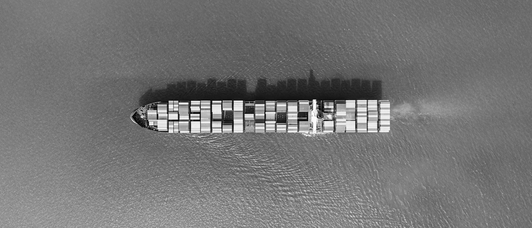 Containerschiff von oben in schwarz/weiß