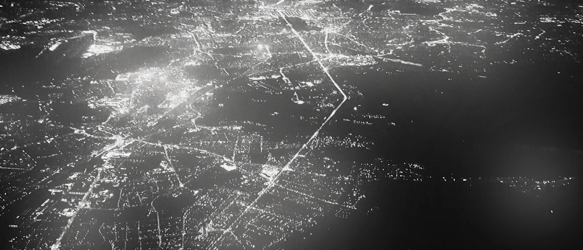 Stadtlichter in der Nacht von oben