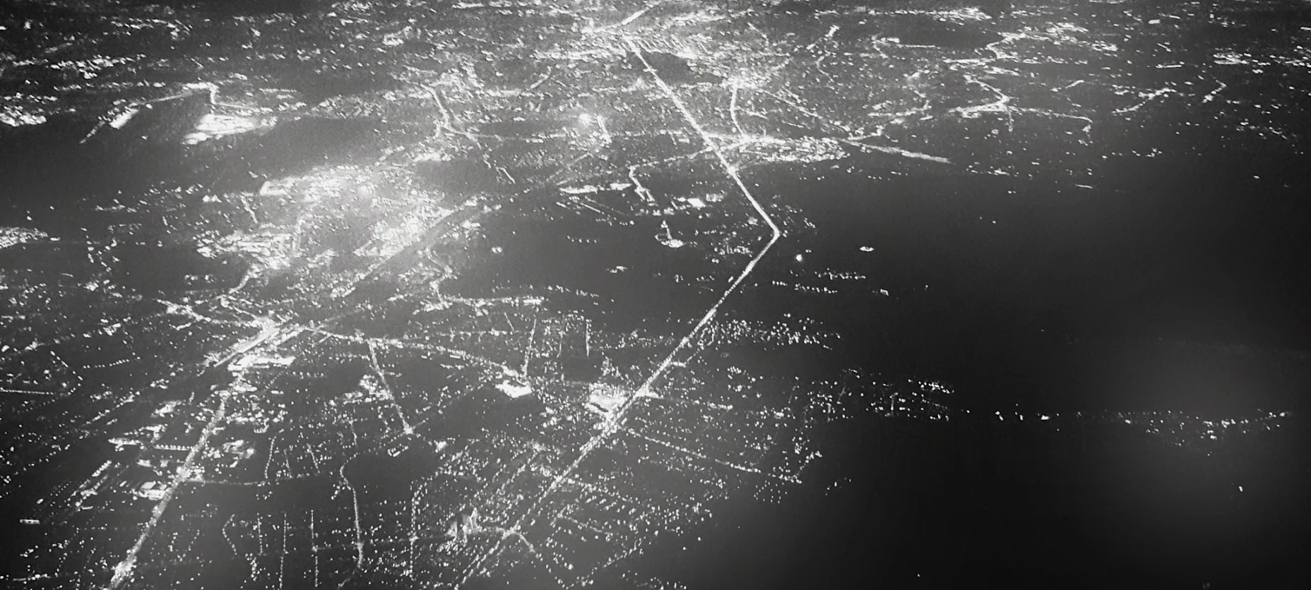 Stadtlichter in der Nacht von oben