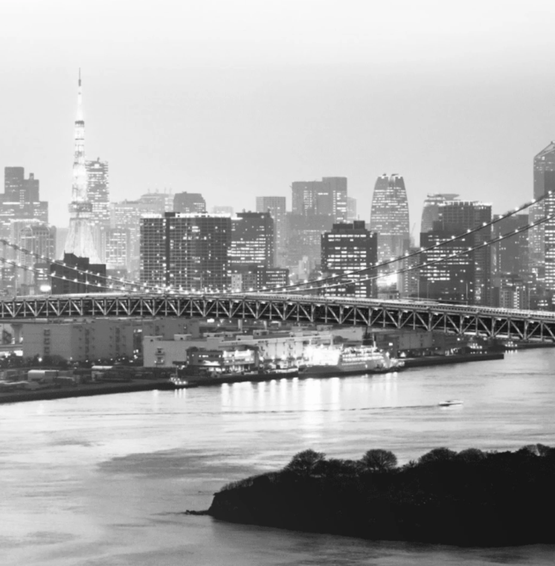 Schwarz-Weiß-Bild der Skyline von Tokio.