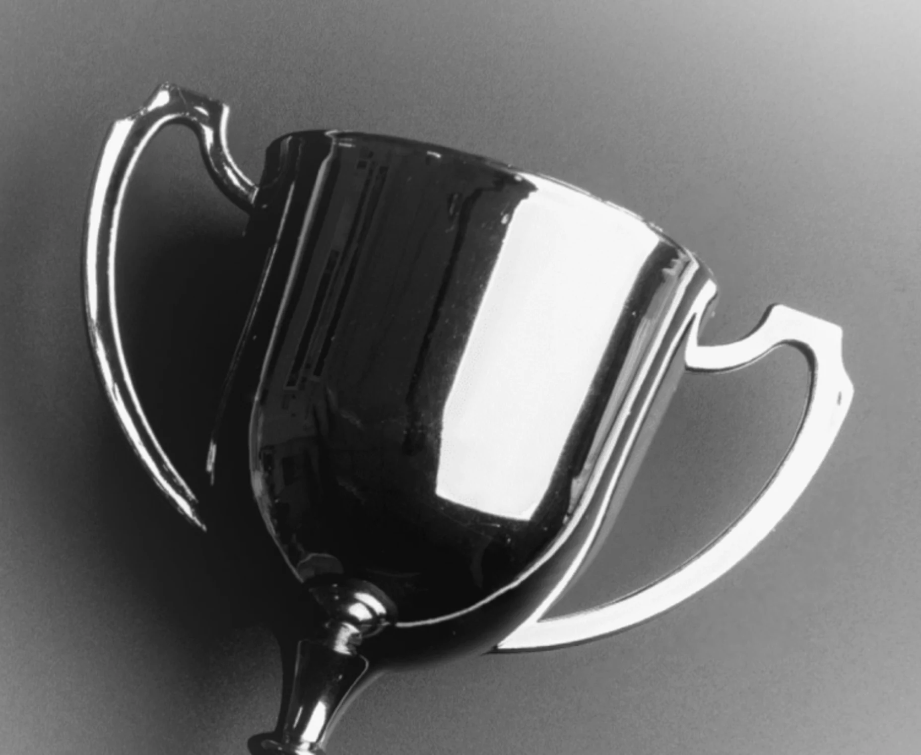 Schwarz-Weiß-Bild eines Pokals, welcher symbolisch für den Testsieg steht.