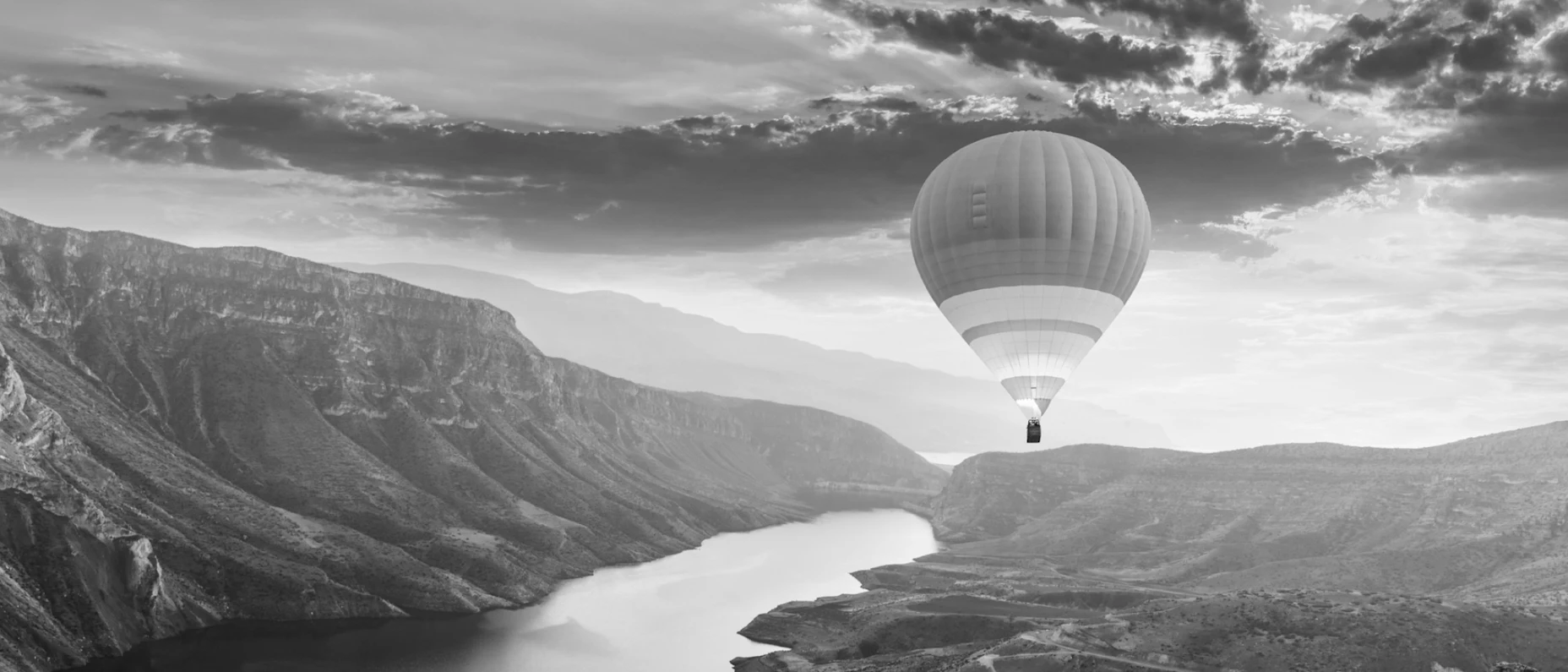 Heißluftballon über Bergen