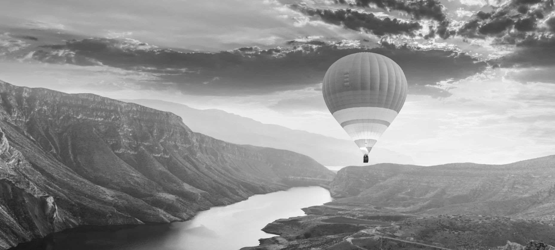 Heißluftballon über Bergen