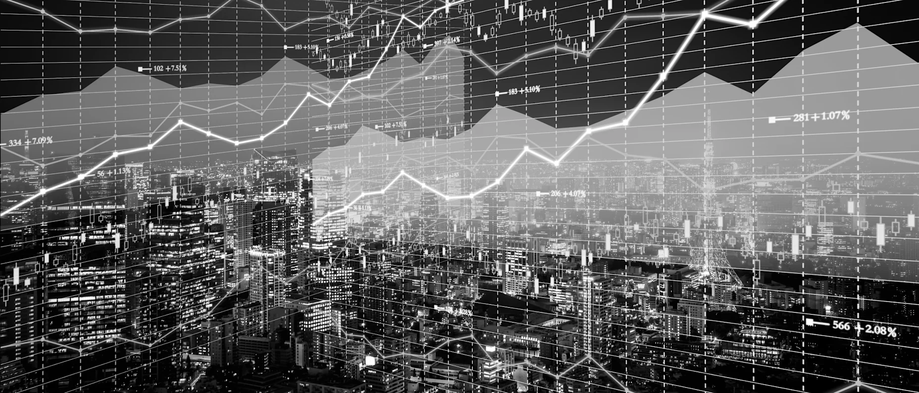 Schwarz-Weiß-Bild einer Skyline mit Börsencharts im Hintergrund.