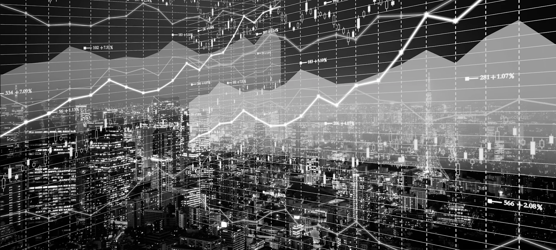 Schwarz-Weiß-Bild einer Skyline mit Börsencharts im Hintergrund.