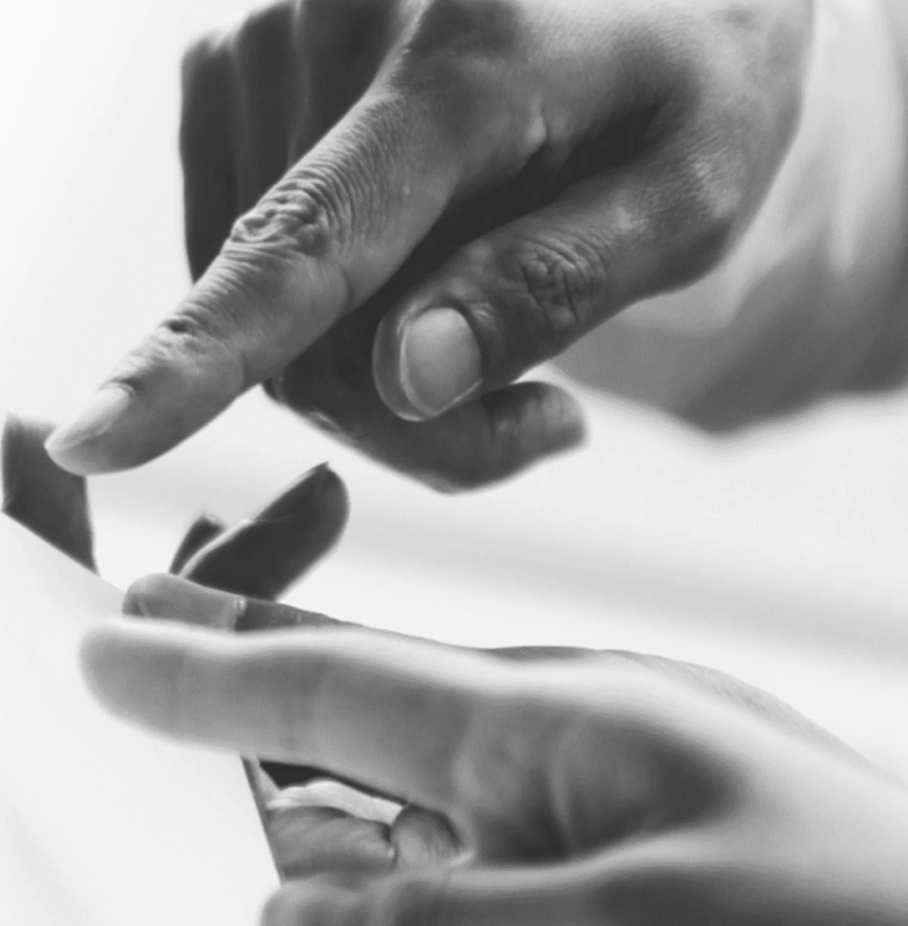 Schwarz-Weiß-Bild von einer Hand, die auf ein Tablet zeigt.