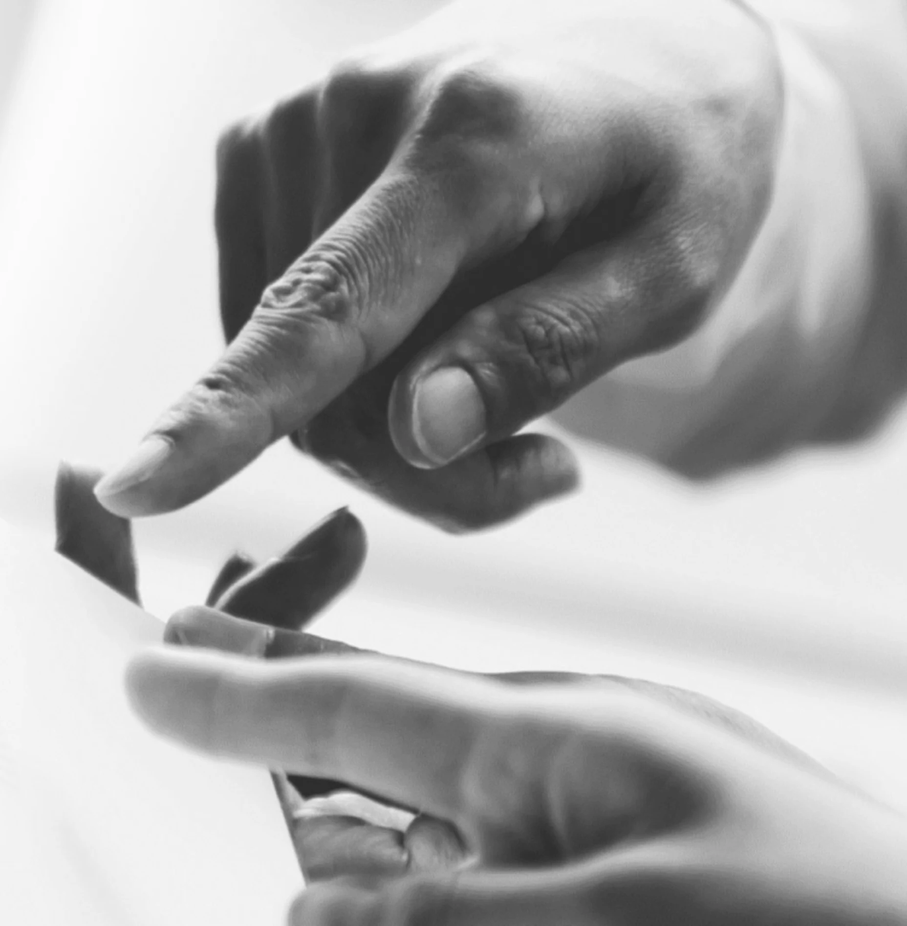 Schwarz-Weiß-Bild von einer Hand, die auf ein Tablet zeigt.