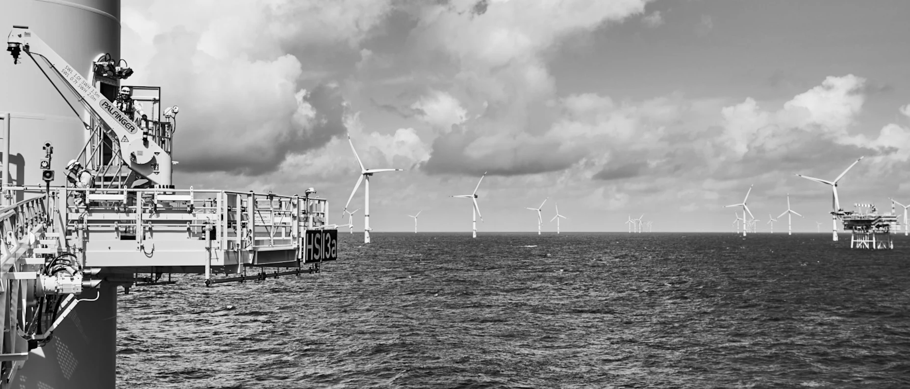 Schwarz-Weiß-Bild von einem Windpark.