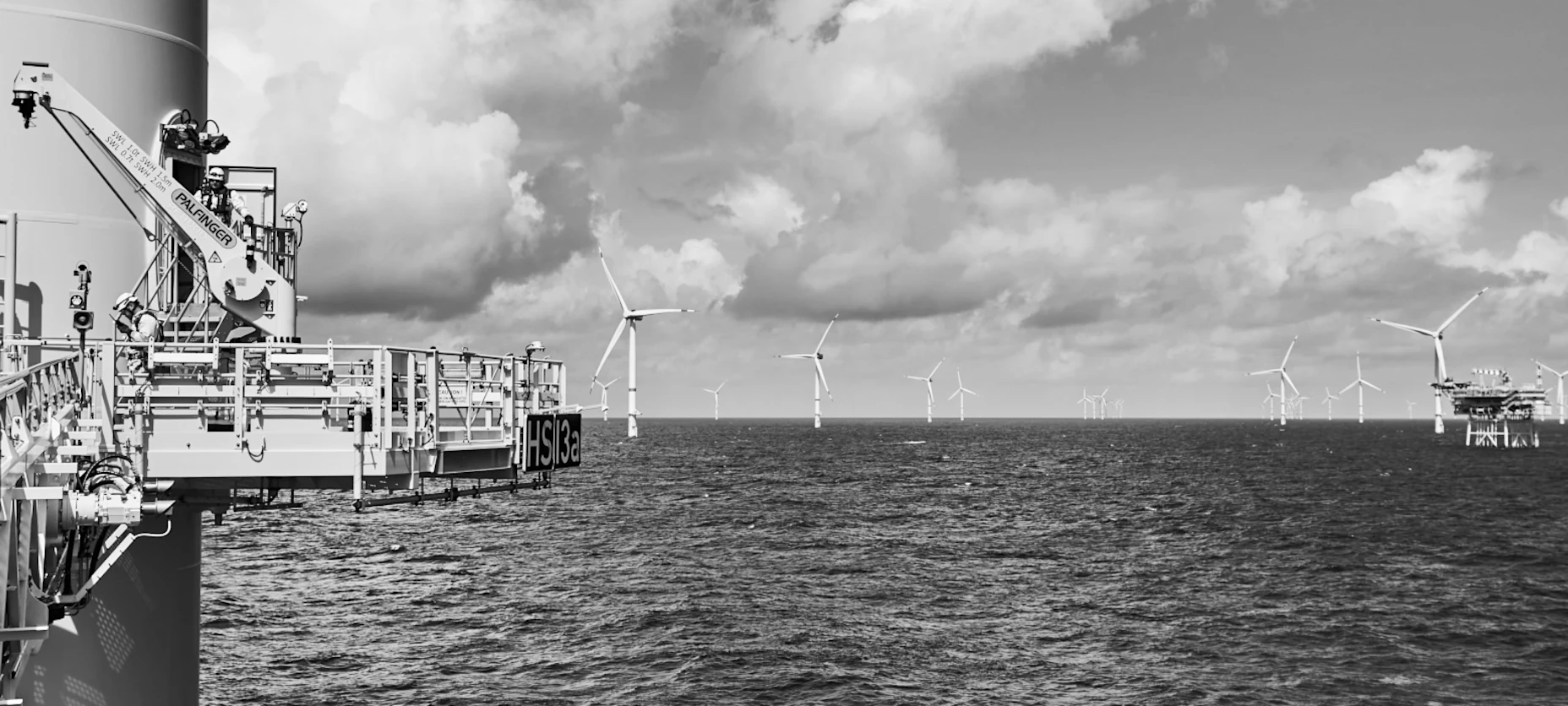 Schwarz-Weiß-Bild von einem Windpark.