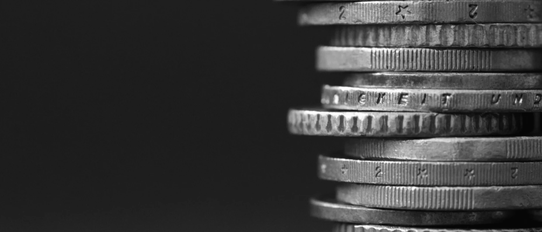 Schwarz-Weiß-Bild eines Münzenstapels.