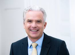 Portrait von Dr. Holzhausen, Allianz Economic Research - Global Head Insurance, Wealth and Trend Research.