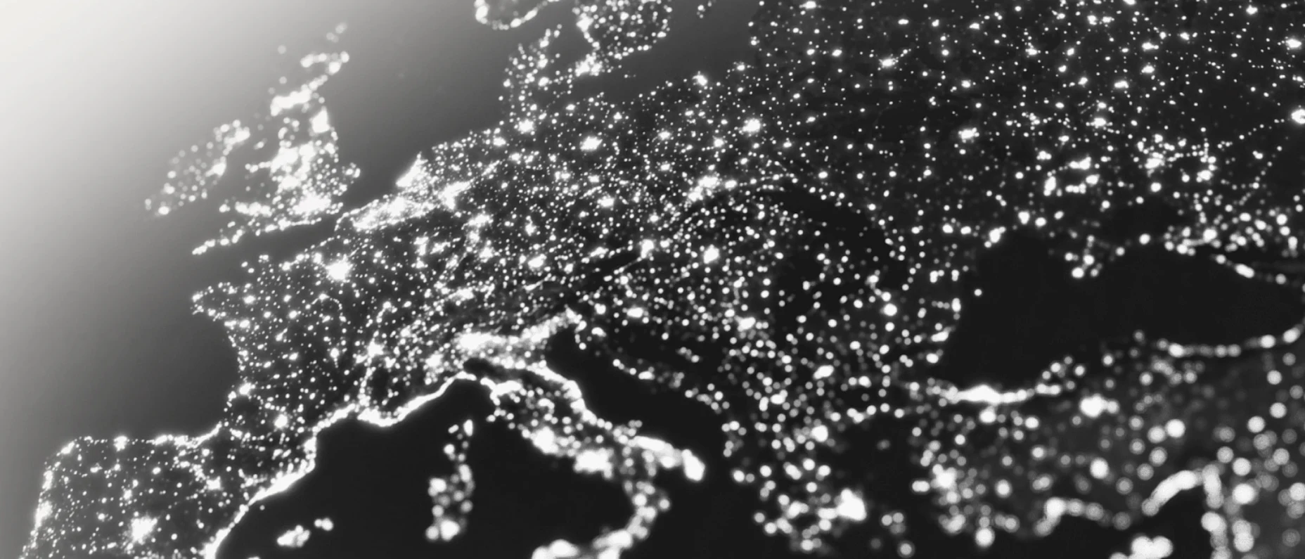 Schwarz-Weiß-Bild von Europa, von oben in der Nacht.