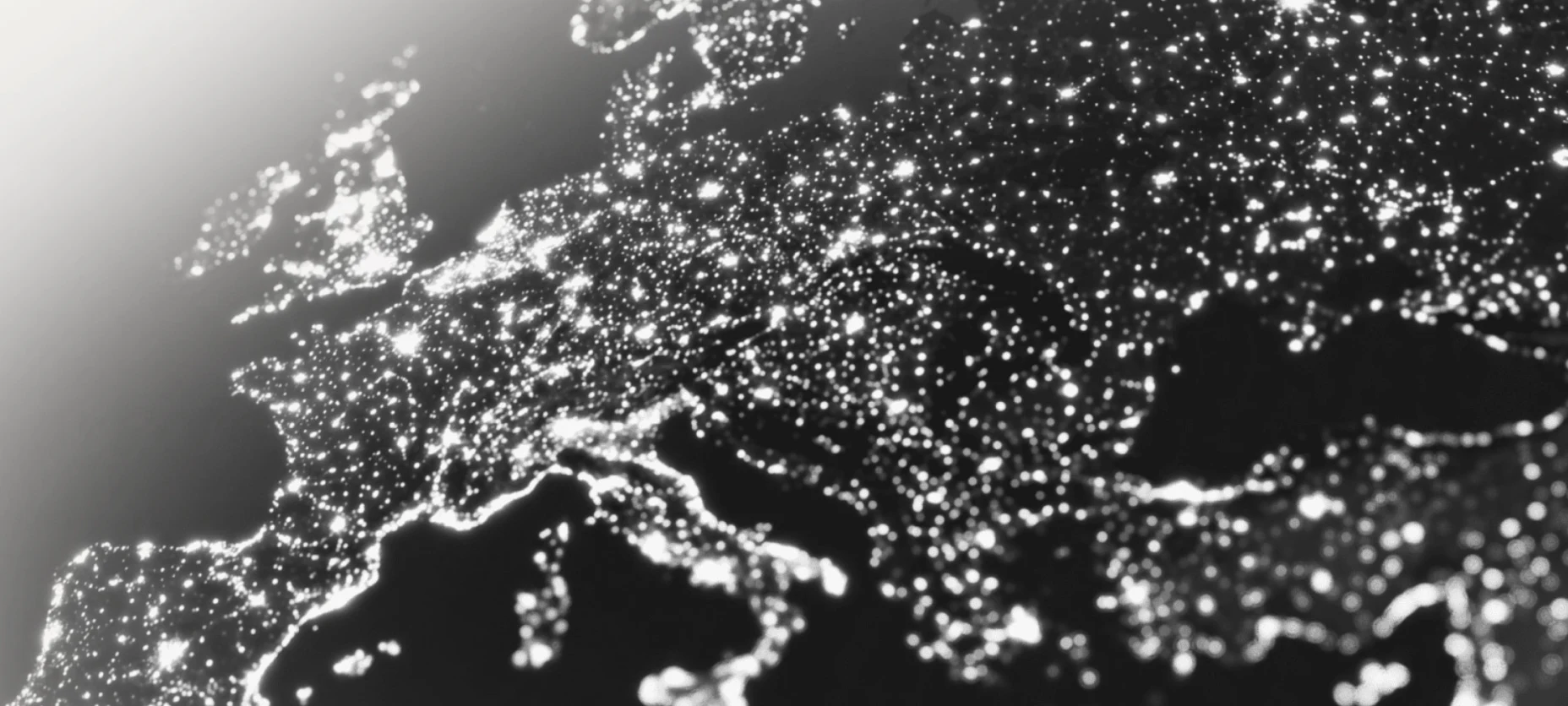 Europa von oben in der Nacht