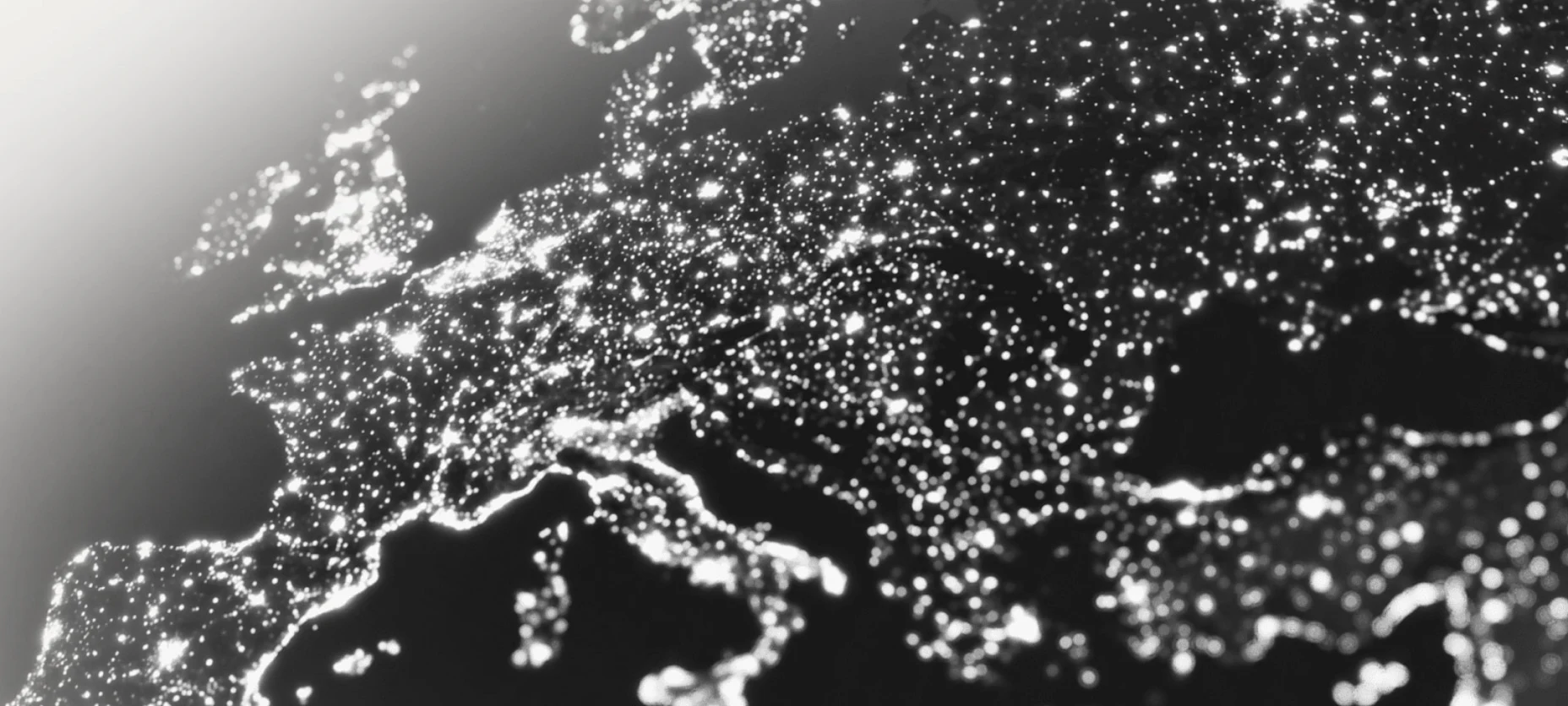 Schwarz-Weiß-Bild von Europa, von oben in der Nacht.