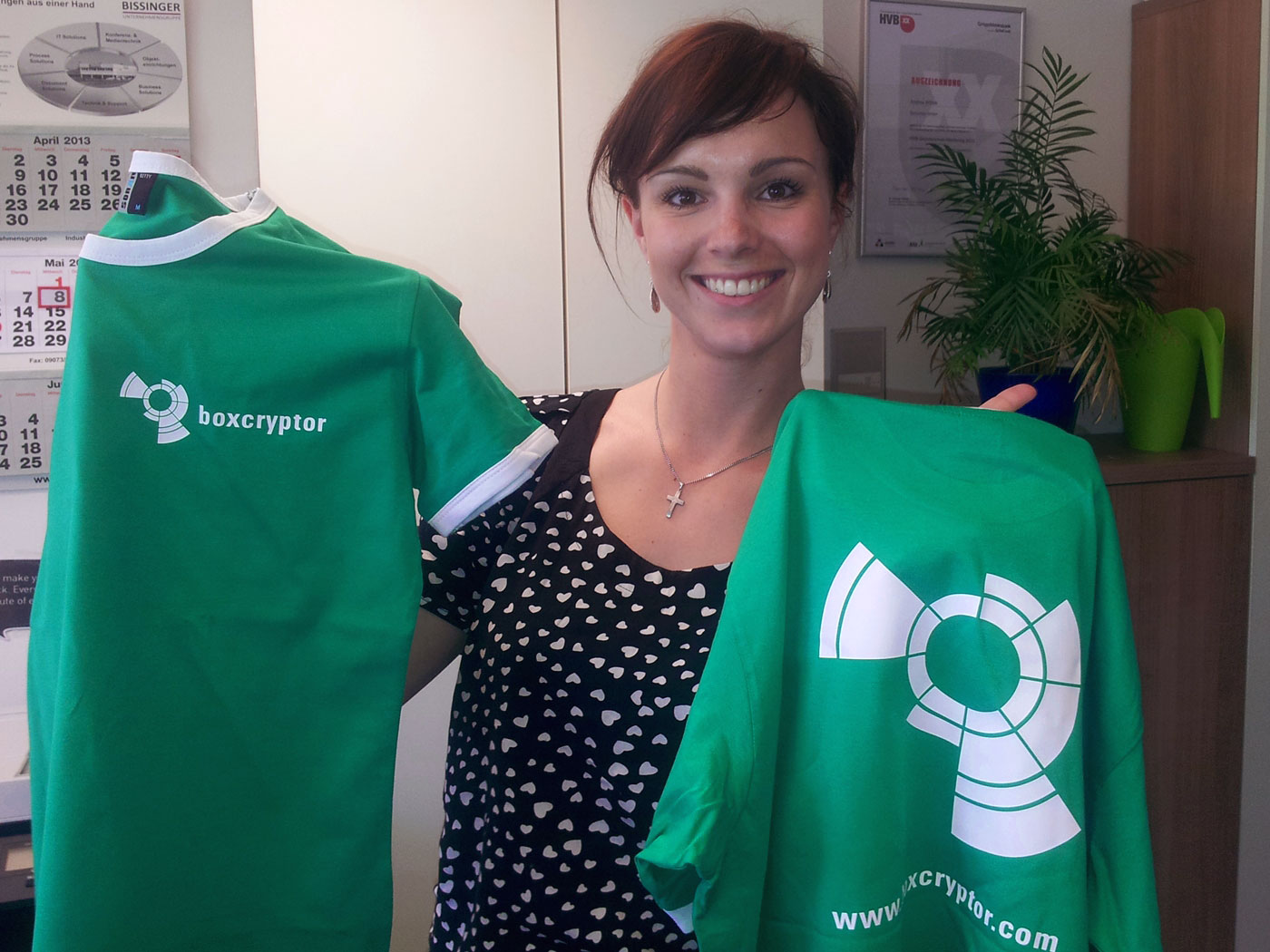 Andrea Pfundmeier, CEO, mit den neuen Boxcryptor T-Shirts, auf denen das neue Logo prangt