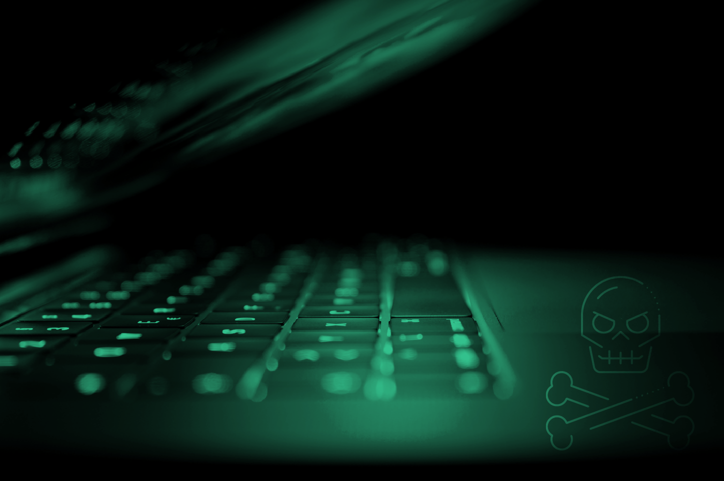 Tastatur in dunkelgrünem Licht und einem Totenkopf