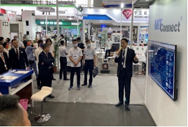 AMT’s Li Xingbin presents the MTConnect-based demo to China VIPs