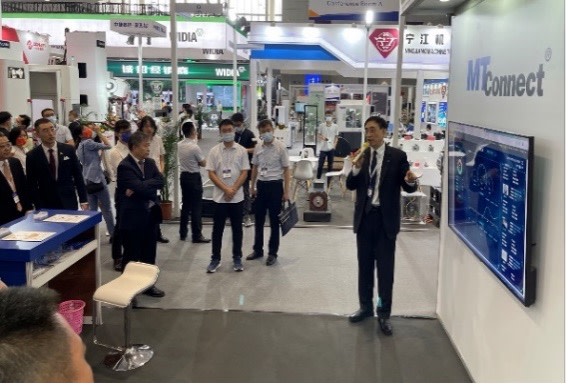 AMT’s Li Xingbin presents the MTConnect-based demo to China VIPs
