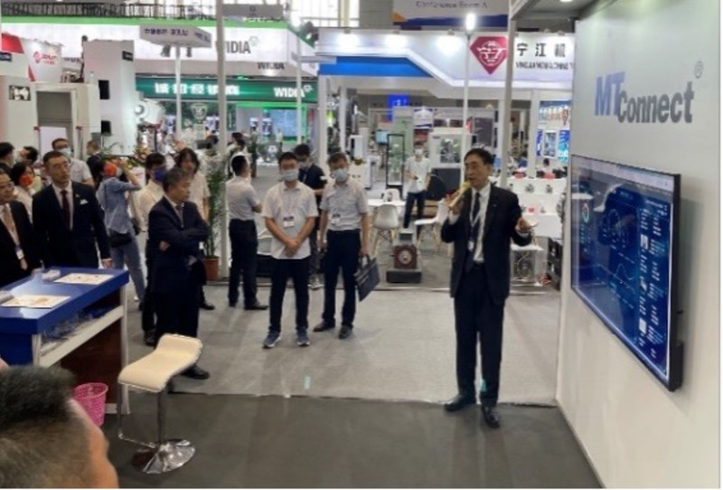 AMT’s Li Xingbin presents the MTConnect-based demo to China VIPs