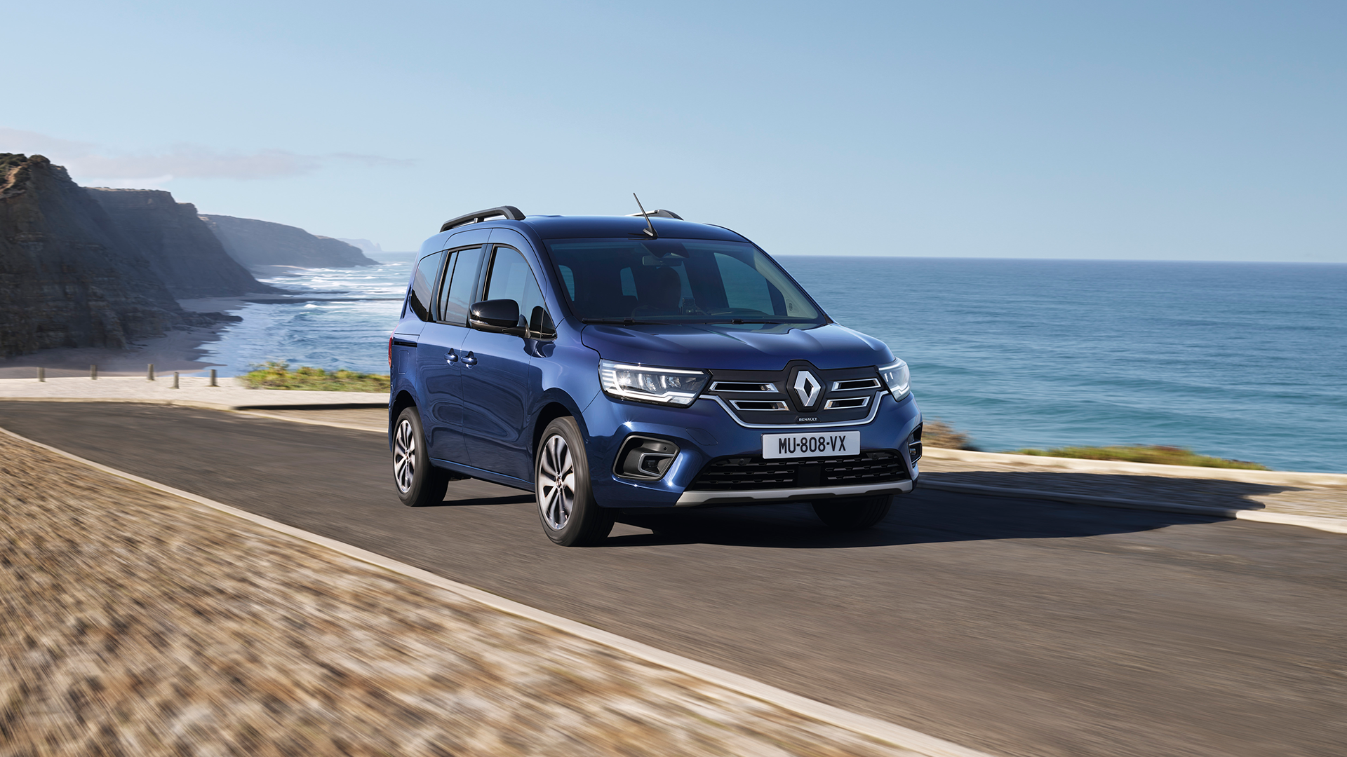 Renault Kangoo kørende langs stranden 