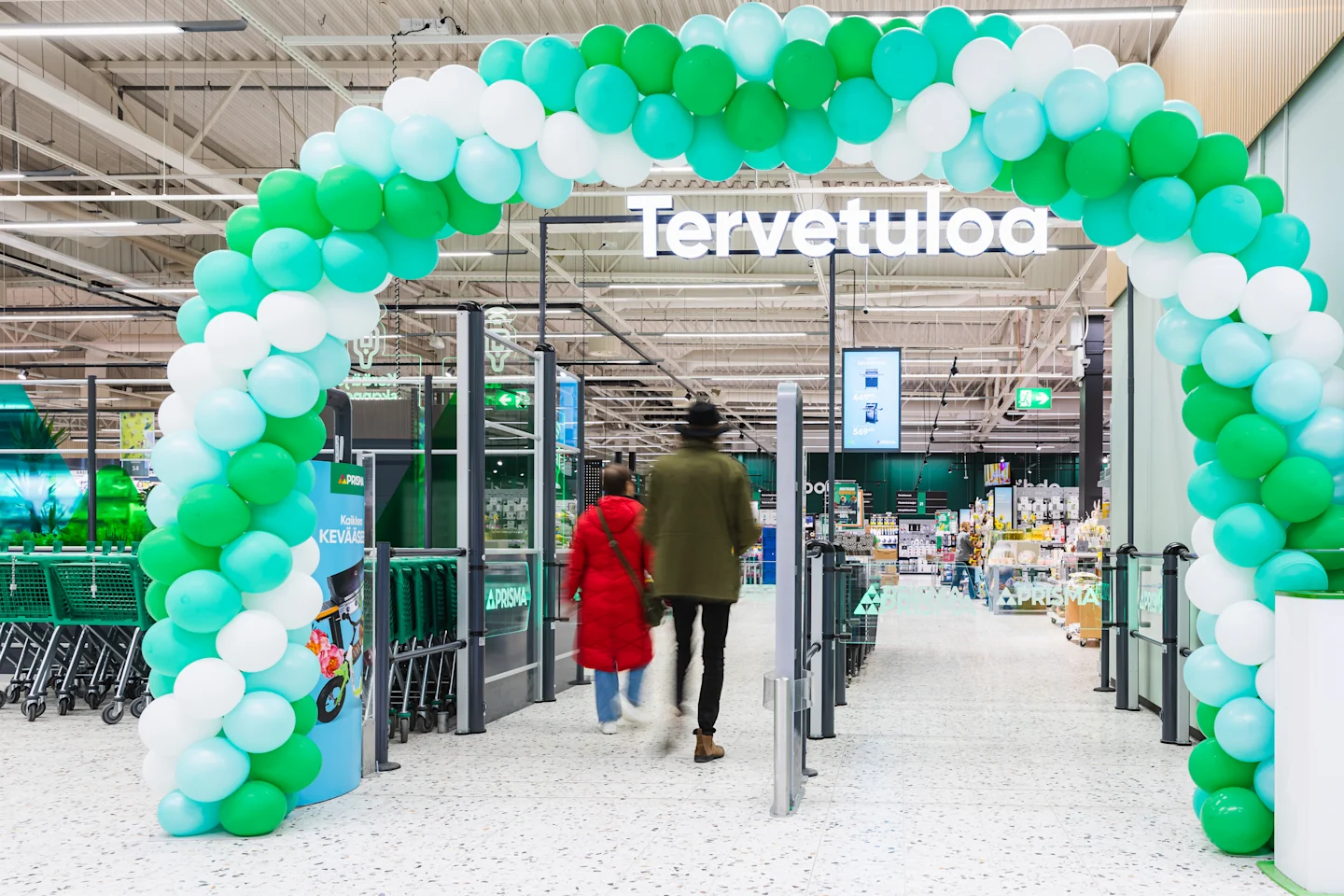 Ilmapalloilla koristeltu Prisman sisäänkäynti.