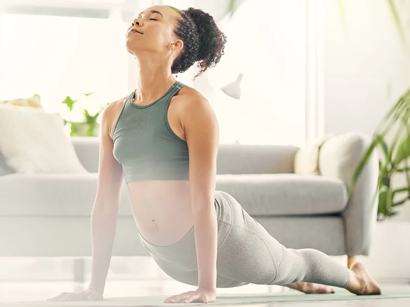 Nainen joogaa lattialla