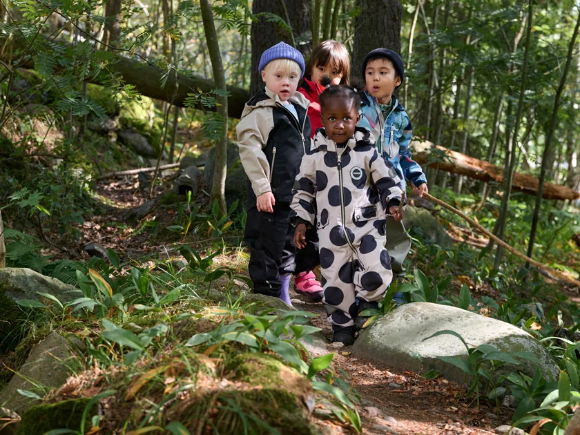 Reiman Sulkava-sarjaa metsässä kulkevien lasten päällä.