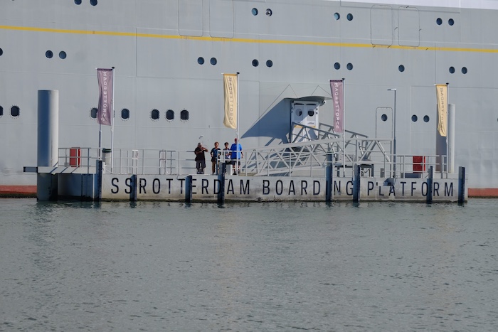 Watertaxi - wachten bij het ss Rotterdam - 1