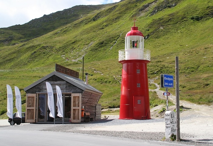 1024px-Oberalppass Leuchtturm