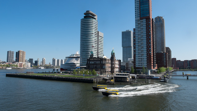 Watertaxi - panorama vanuit kantoor Spring - twee watertaxis