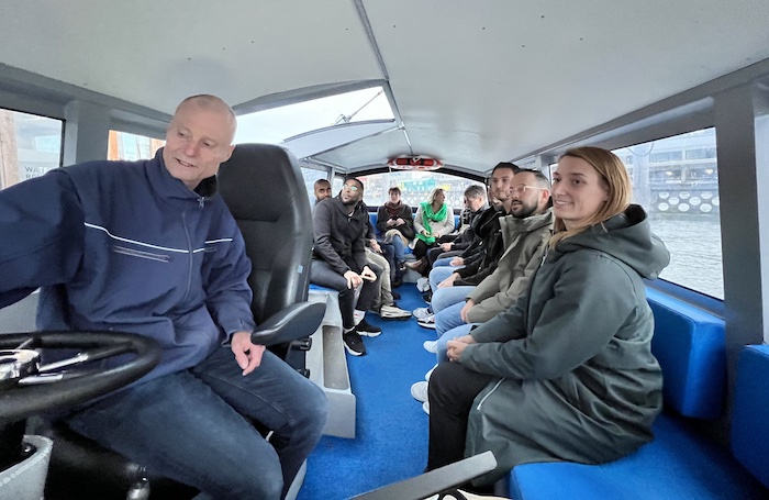 watertaxi - rob tiesma met passagiers