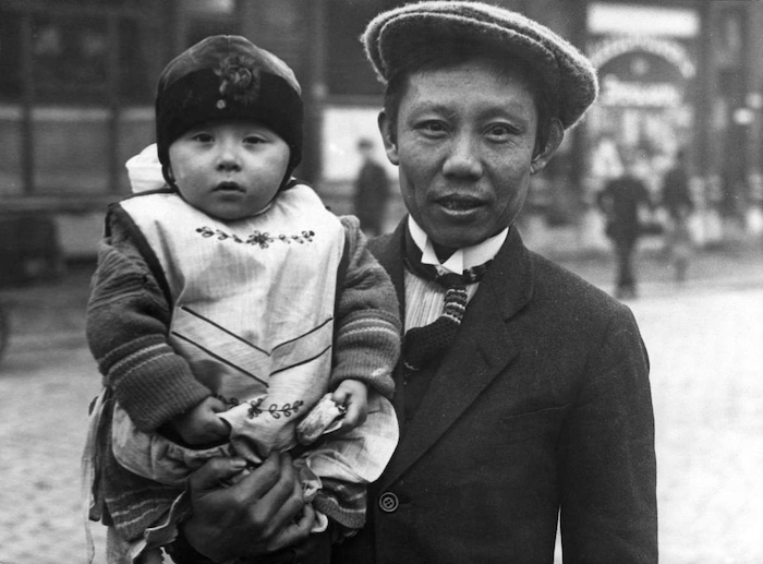 Chinezen in Rotterdam, Nederland 1922. Foto- -John Chinaman- met zijn dochter in de Chinezenwijk te Katendrecht