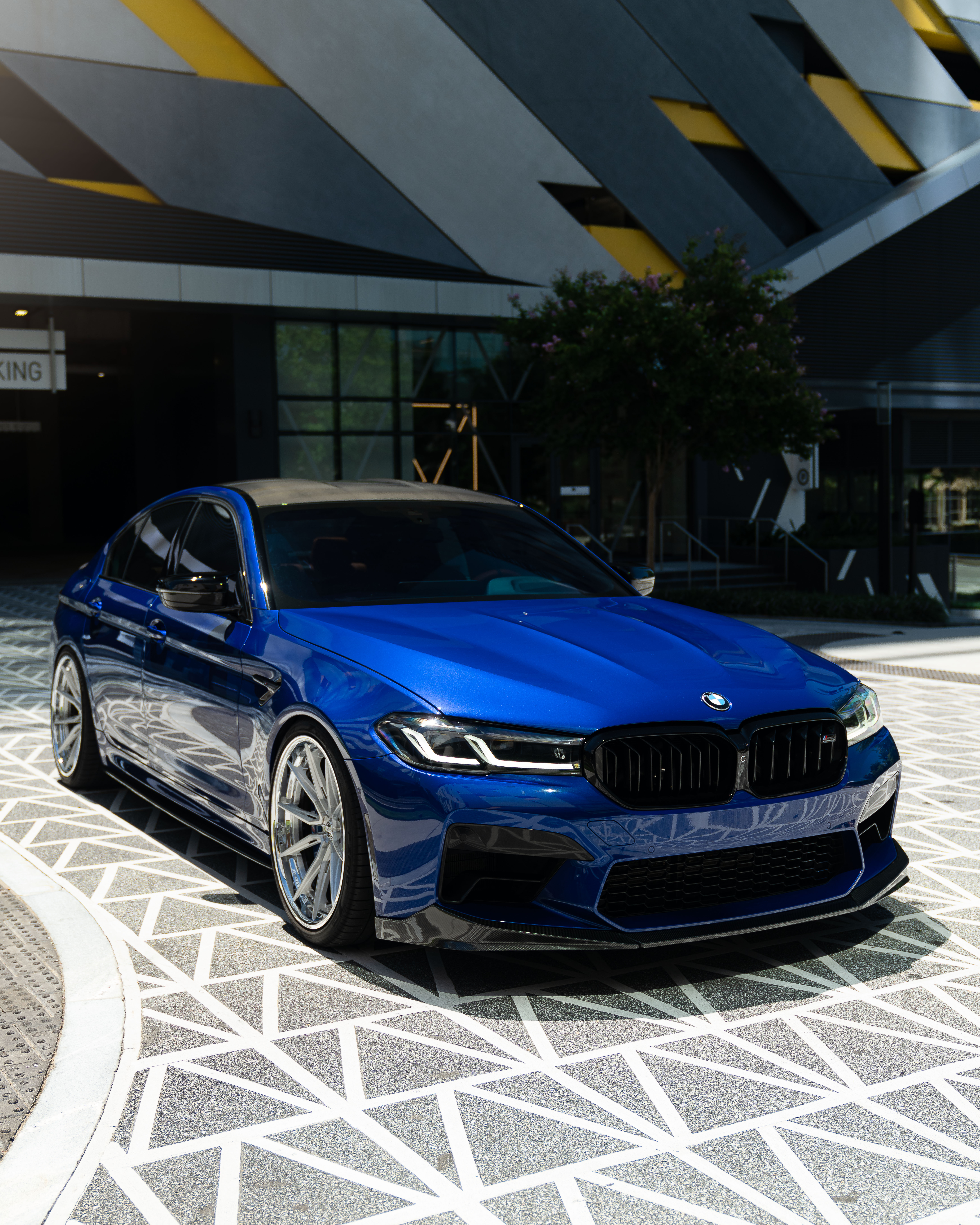 F90 BMW M5 LCI with Motivo Forged CS-R custom wheels in gloss brushed clear face and chrome lip front view