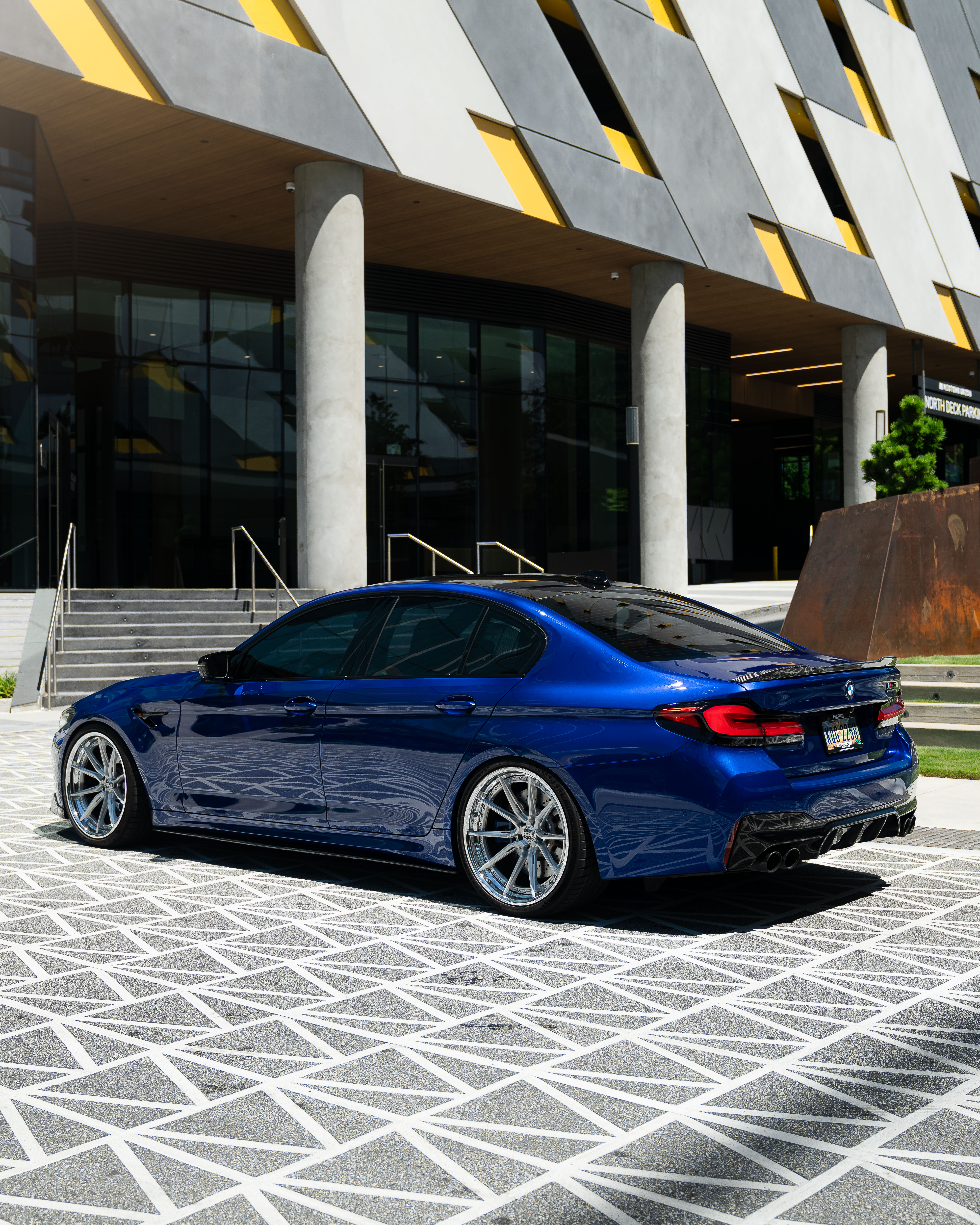 F90 BMW M5 LCI with Motivo Forged CS-R custom wheels in gloss brushed clear face and chrome lip rear corner view