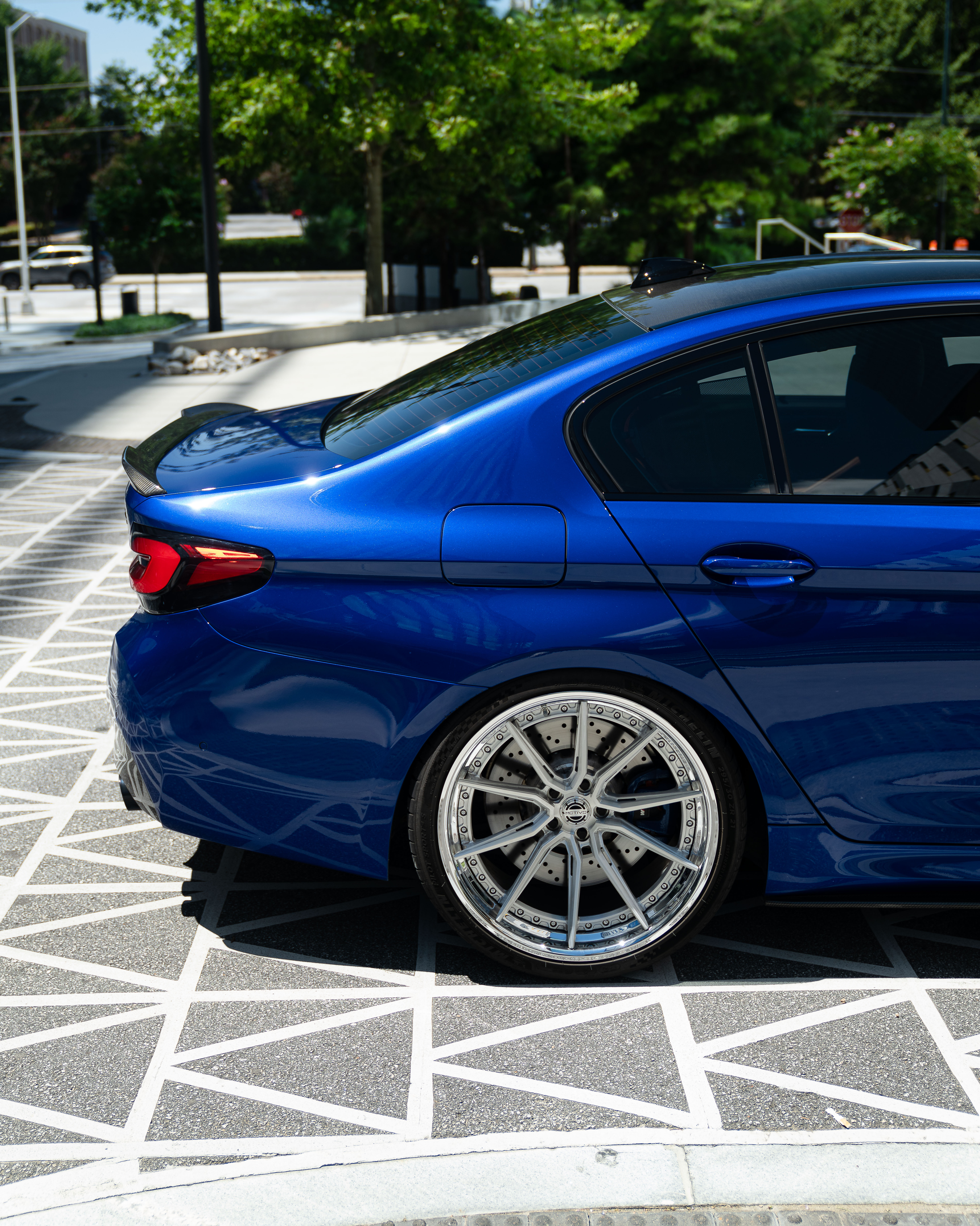 F90 BMW M5 LCI with Motivo Forged CS-R custom wheels in gloss brushed clear face and chrome lip rear side view