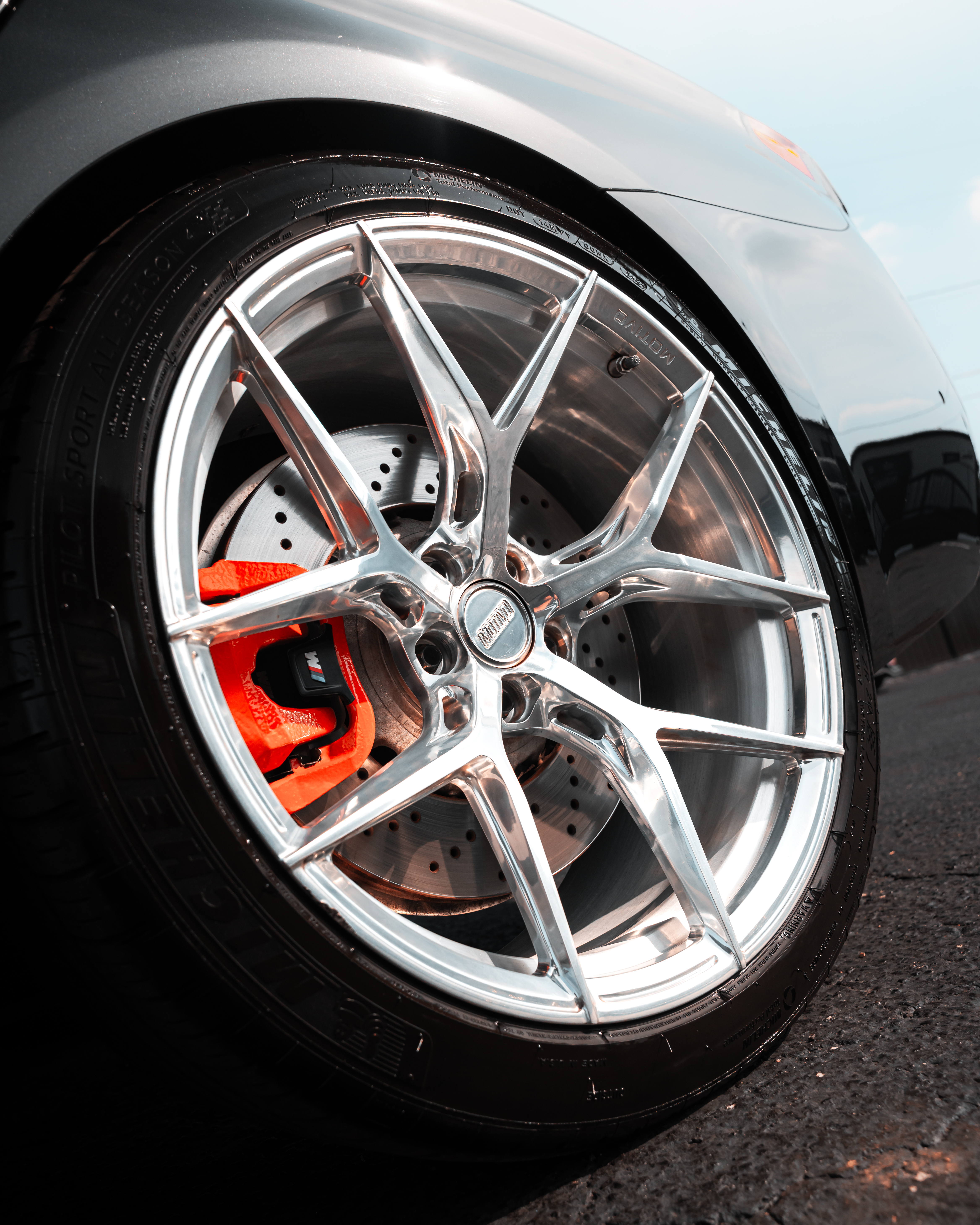 F90 BMW M5 LCI with Motivo Forged MB-H custom wheels in gloss polished clear finish wheel view