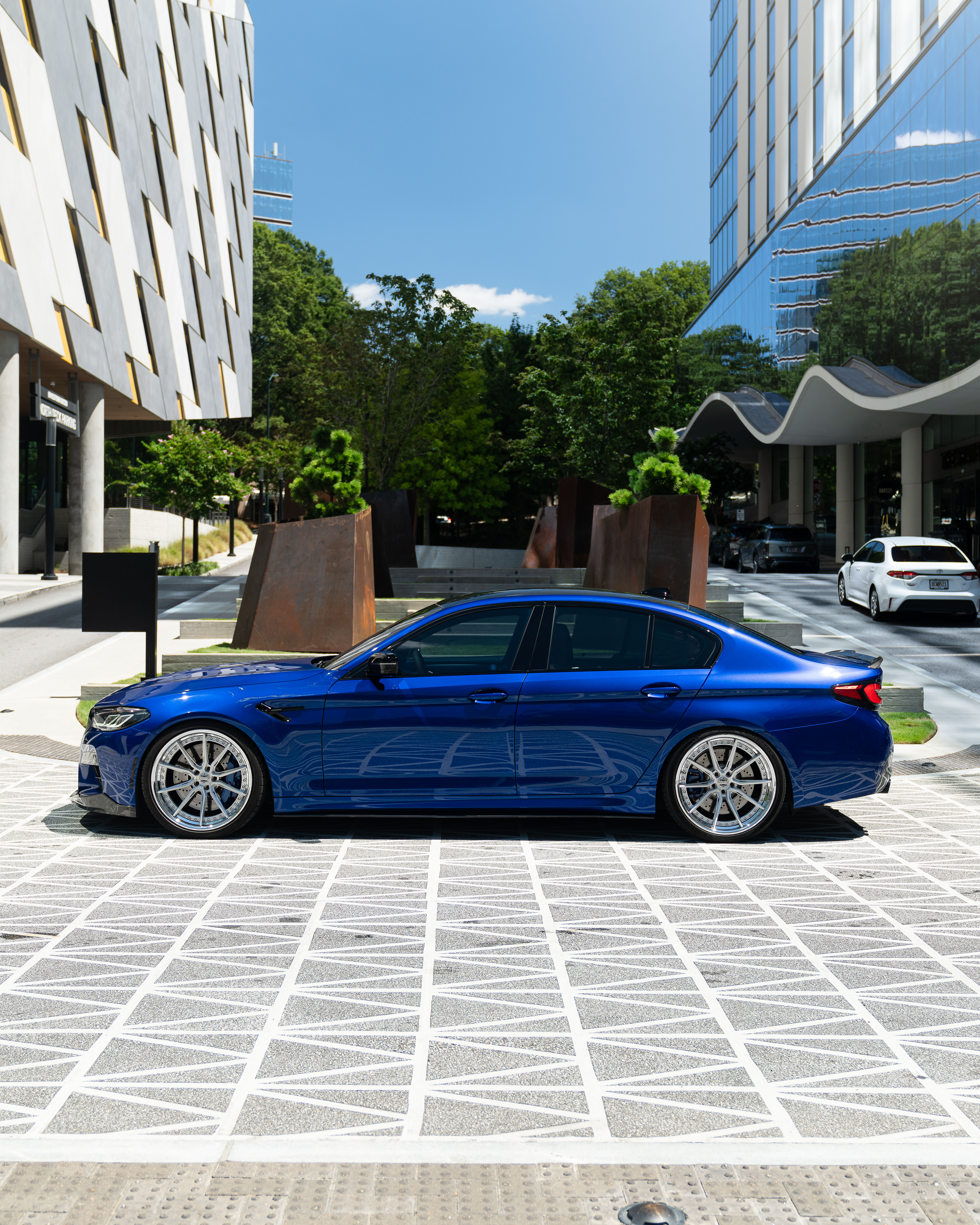 F90 BMW M5 LCI with Motivo Forged CS-R custom wheels in gloss brushed clear face and chrome lip side view