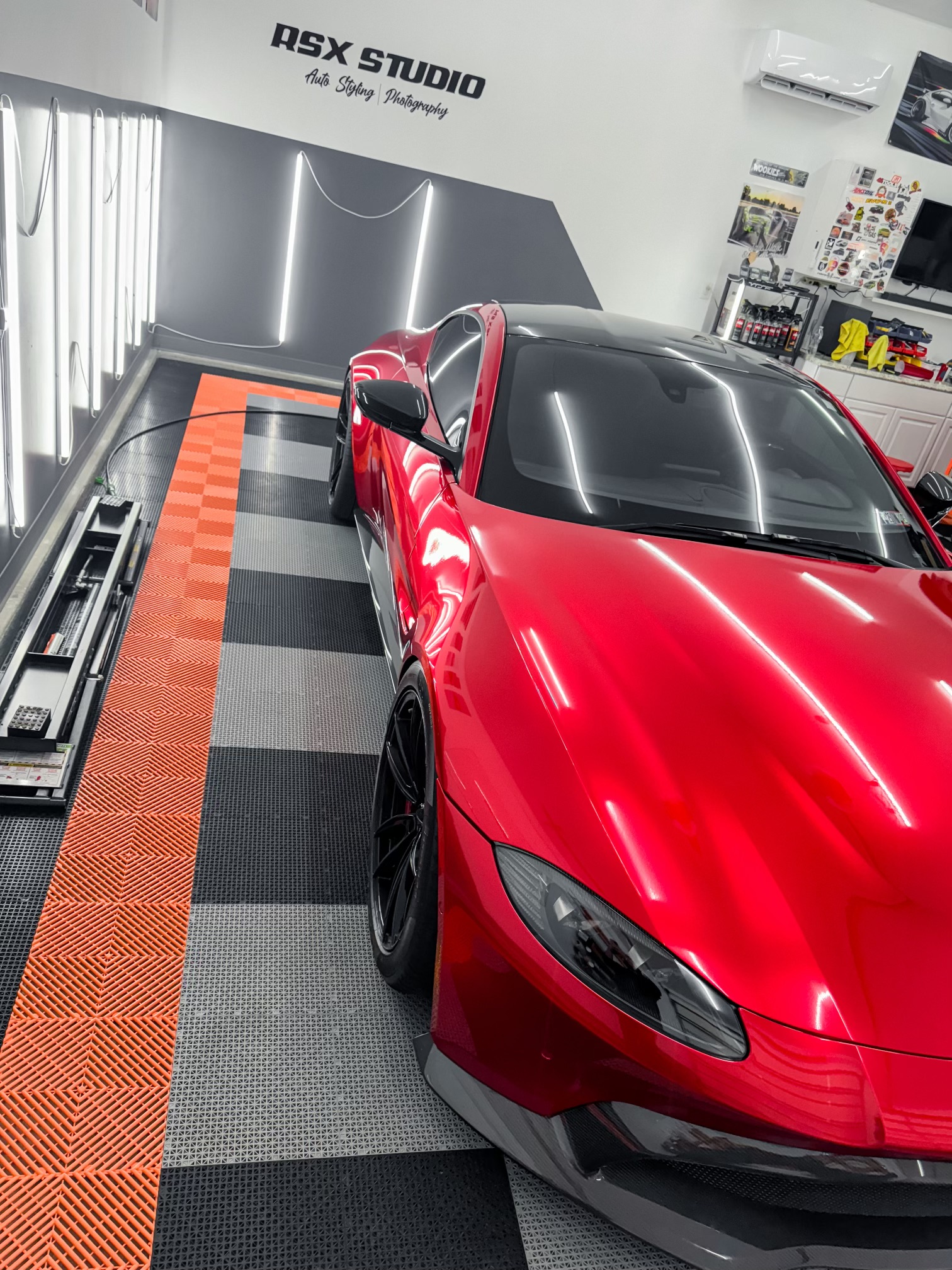 Aston Martin Vantage with Motivo Forged MB-D custom wheels in gloss black finish side fitment view